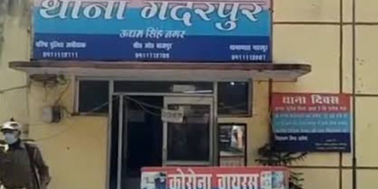 शर्मनाक: मनचलो को अश्लील पोस्टर छपाना पड़ा भारी