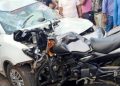 हादसा: बाईक और कार में हुई जबरदस्त भिड़ंत