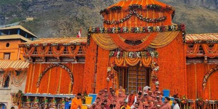 गुड न्यूज: दर्शनार्थ खुले बद्रीनाथ धाम के कपाट,  हेलिकॉप्टर से हुई पुष्पवर्षा