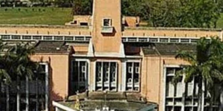 बड़ी खबर: समानता के अधिकार को लेकर छात्राएं अनशन पर प्रोफ़ेसर अधिकारी मनाने में जुटे