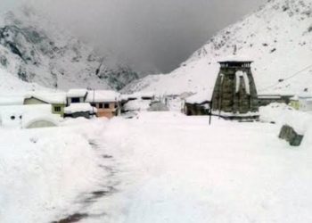 बड़ी खबर: भारी बर्फबारी के चलते केदारनाथ धाम का रास्ता बाधित