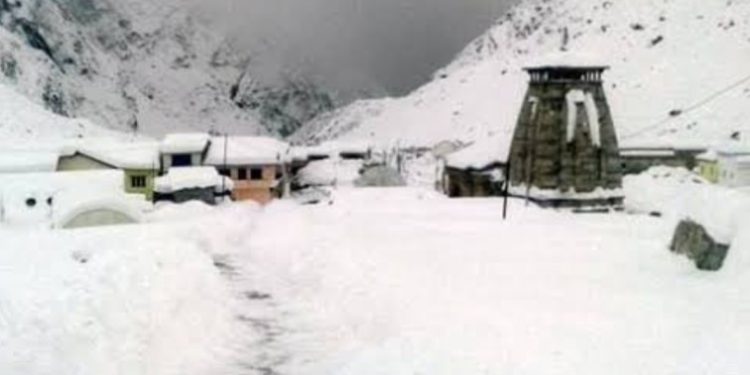 बड़ी खबर: भारी बर्फबारी के चलते केदारनाथ धाम का रास्ता बाधित