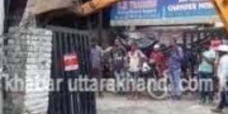 बड़ी खबर: सड़कों और फुटपाथों के अतिक्रमण पर चला सरकार का बुलडोजर