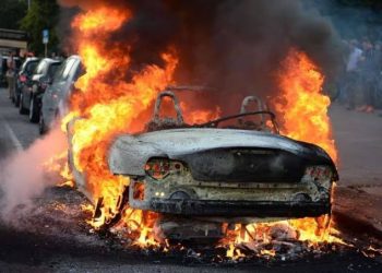 बिग ब्रेकिंग: चलती कार में लगी आग पुलिस ने  बचाई जान