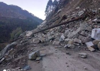 बड़ी खबर:सुगम व सुरक्षित यात्रा के दावे कोरी बयानबाजी, यमुनोत्री हाईवे पर आया मलवा