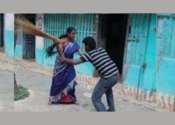 बड़ी खबर: पत्रकार बनने की चाहत में बन गया शराबी,पत्नी के हाथों झाड़ू से खाई  मार