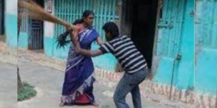 बड़ी खबर: पत्रकार बनने की चाहत में बन गया शराबी,पत्नी के हाथों झाड़ू से खाई  मार