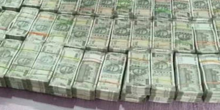 बड़ी खबर: अतिरिक्त उप कलेक्टर के घर छापे में मिले दो करोड़ रुपए नकद