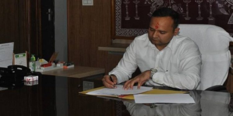 बड़ी खबर: जिलाधिकारी के सख्त निर्देश स्कूलों के 100 मीटर के दायरे पर नहीं बिकेगी नशीली वस्तु