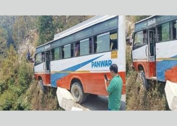 हादसा :  बारातियों से भरी  बस अनियंत्रित होकर हवा में लटकी