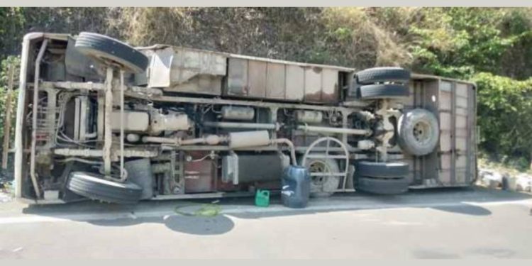 ताजा समाचार: धारी की देवी के पास यात्रियों से भरी बस पलटी,SDRF की  टीम ने चलाया राहत अभियान