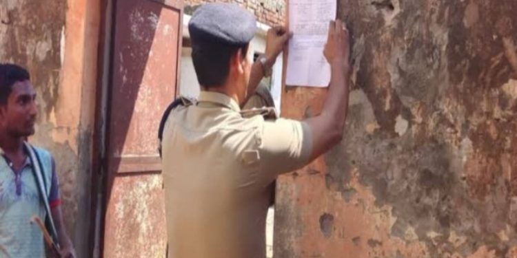 बड़ी कार्रवाई: फरार चल रहे आरोपी के घर की कुर्की,एई-जेई पेपर लीक मामले में था दोषी