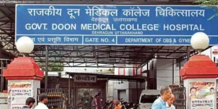 संवेदनहीनता: दून मेडिकल कॉलेज की लिफ्ट के बाहर हुआ प्रसव