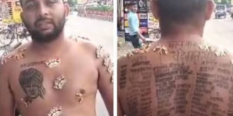 जज्बा : शहीदों के नाम शरीर पर गुदवा कर हरिद्वार पहुंचा कांवड़ियां