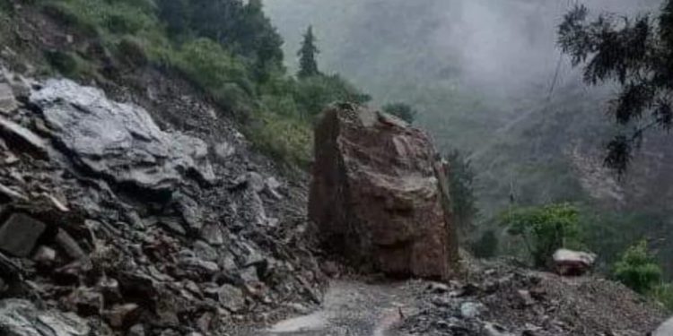 बड़ी खबर: आफत की बारिश ने किया चक्का जाम, 449 सड़के बंद यात्रा प्रभावित