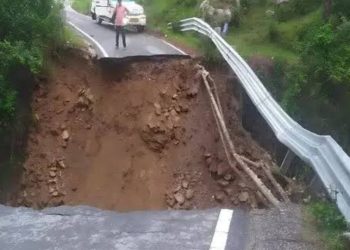 आफत : मलबा आने से बदरीनाथ हाईवे हुआ बाधित