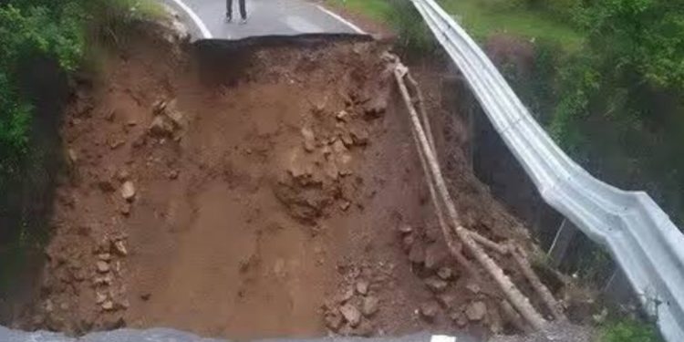 आफत : मलबा आने से बदरीनाथ हाईवे हुआ बाधित