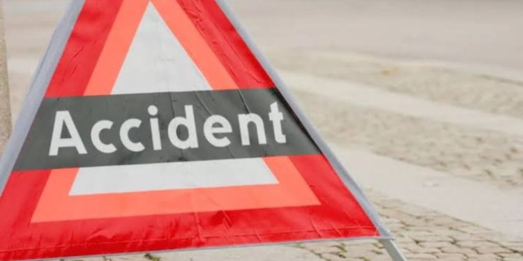 हादसा: कार के पलटकर खाईं में गिरने से शिक्षक की मौत