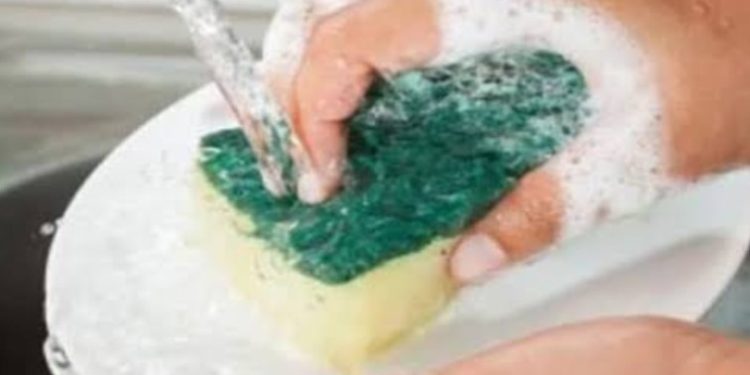 कार्यवाही: बच्चों से बर्तन और कपड़े धुलवाने वाली प्रधानाध्यापिका को किया सस्पेंड