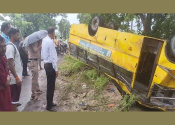 हादसा: अनियंत्रित होकर वाहन दुर्घटनाग्रस्त एक की मौत 28 गंभीर रूप से घायल