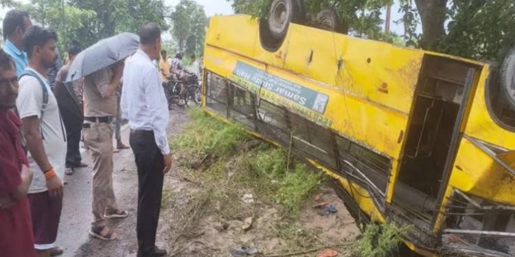 हादसा: अनियंत्रित होकर वाहन दुर्घटनाग्रस्त एक की मौत 28 गंभीर रूप से घायल