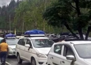 बड़ी खबर : बद्रीनाथ हाईवे पर पहाड़ टूटने से रास्ता बंद होने से यात्री घंटों फंसे रहे