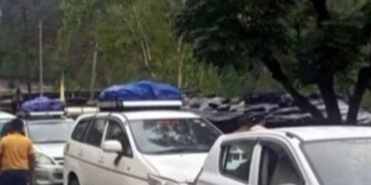 बड़ी खबर : बद्रीनाथ हाईवे पर पहाड़ टूटने से रास्ता बंद होने से यात्री घंटों फंसे रहे