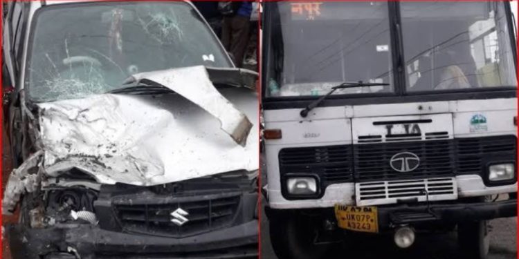 हादसा : सड़क किनारे अतिक्रमण के चलते रोडवेज बस और कार में टक्कर से कार के उड़े परखच्चे