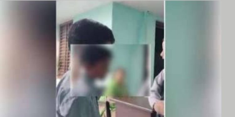 जहरीली : एक समुदाय के बच्चे को दूसरे बच्चों से पिटवाने के मामले पर सख्त हुआ राष्ट्रीय बाल संरक्षण अधिकार आयोग, जानिए पूरी खबर………