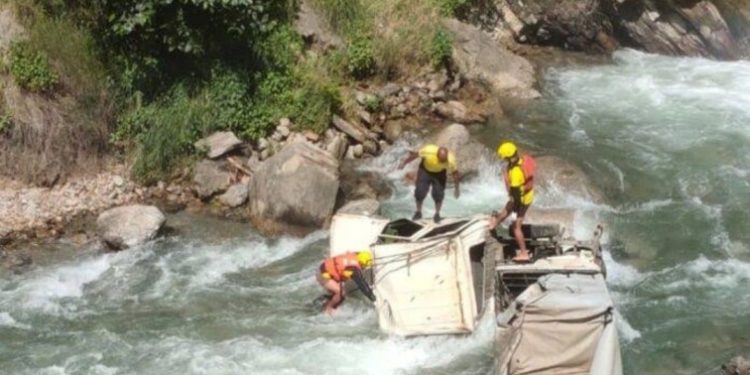 हादसा :- श्रीनगर -रुद्रप्रयाग मार्ग पर वाहन अनियंत्रित होकर गहरी खाई में गिरा,एक घायल एक…………