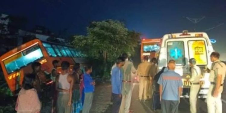 बड़ी खबर : ड्राइवर की तबियत बिगड़ने से दिल्ली जा रही बस दुर्घटनाग्रस्त