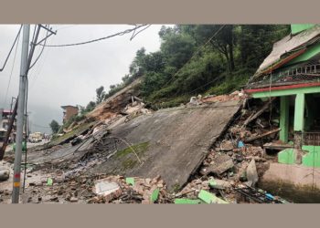 आपदा :आफत की बारिश ने केदारनाथ घाटी में किया तीन मंजिला होटल ध्वस्त