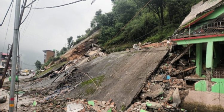 आपदा :आफत की बारिश ने केदारनाथ घाटी में किया तीन मंजिला होटल ध्वस्त