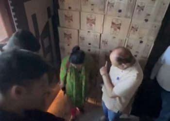 चुनाव अपडेट:- बागेश्वर चुनाव से पहले कांग्रेस नेता के बार से मिला शराब का जखीरा