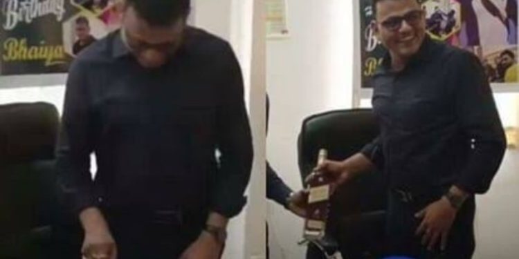 सइयां भए कोतवाल: एआरटीओ कार्यालय में मना बर्थडे का जश्न