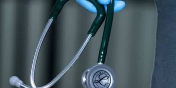 धामी का चाबुक :अनुपस्थित चिकित्सकों की हुई सेवा समाप्त