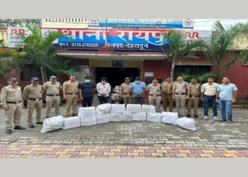 कामयाबी :  पुलिस ने किया फर्जी स्टीकर लगाकर डिफेंस की शराब की तस्करी करने वाले गिरोह का पर्दाफाश