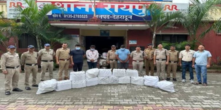 कामयाबी : पुलिस ने किया फर्जी स्टीकर लगाकर डिफेंस की शराब की तस्करी करने वाले गिरोह का पर्दाफाश