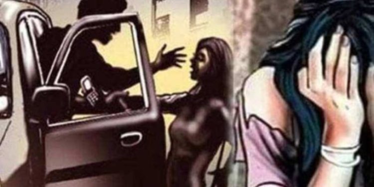 शर्मनाक:  कार में महिला से गैंगरेप पुलिस महकमें में मचा हड़कंप…