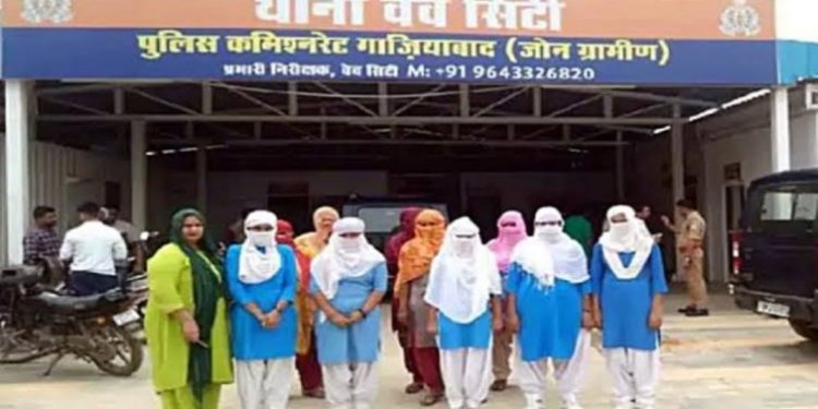 शर्मनाक वाकया : स्कूल प्रिंसिपल्स पर 50 से ज्यादा छात्राओं ने लगाया छेड़छाड़ का आरोप जानिए कहां……..