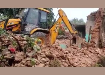 बड़ी खबर : प्रशासन ने चलाया मंदिर और मस्जिद पर बुलडोजर