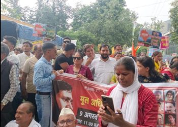 आंदोलनकारियों की दहाड़ : सशक्त भू कानून, मूल निवास 1950 और लोकायुक्त की मांग को लेकर मुख्यमंत्री आवास घेराव मे पर्वतजन फाउंडेशन ने लिया बढ़-चढ़कर हिस्सा