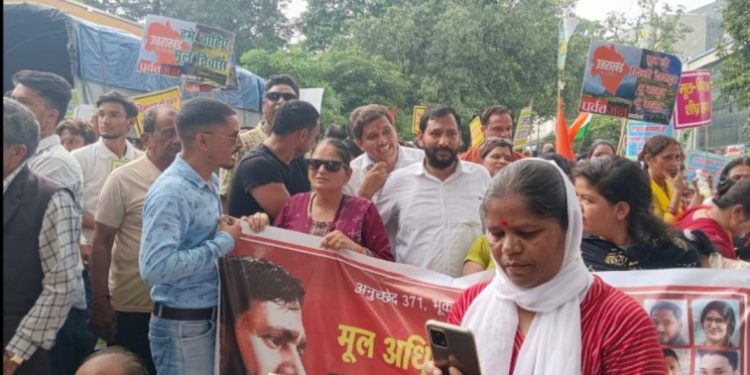 आंदोलनकारियों की दहाड़ : सशक्त भू कानून, मूल निवास 1950 और लोकायुक्त की मांग को लेकर मुख्यमंत्री आवास घेराव मे पर्वतजन फाउंडेशन ने लिया बढ़-चढ़कर हिस्सा