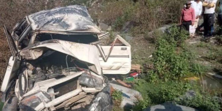 हादसा : बोलेरो के खाई में गिरने से दो घायल और दो की मौत