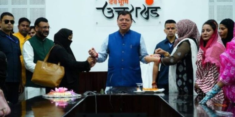 त्योहार :  मुस्लिम बहनों ने बांधी मुख्यमंत्री धामी को  राखी