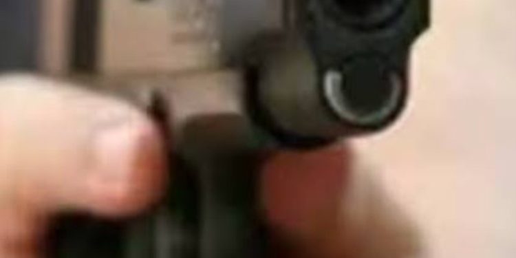 बेख़ौफ़ बदमाश : चैंबर में खाना खाते समय वकील की गोली मारकर की हत्या …..