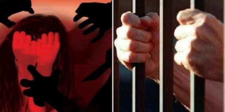 भूखा भेड़िया: पोर्न मूवी देख रहा भाई उत्तेजना में आकर बहन पर ही टूट पड़ा, मुंह दबाकर…..