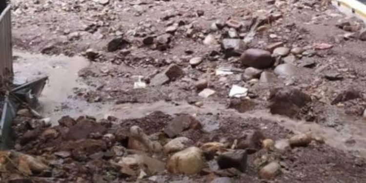 हादसा : मलबे में समाया मोहनचट्टी में रिसार्ट, परिवार के दबने की आशंका