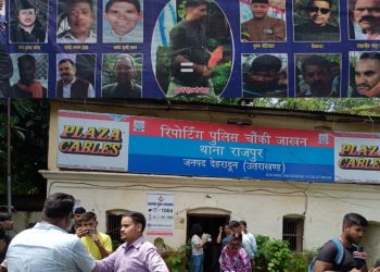 ब्रेकिंग न्यूज़: पार्षद की गुंडागर्दी के  चलते उसकी गिरफ्तारी को लेकर क्षेत्र की जनता  ने जाखन पुलिस चौकी को सौंपा ज्ञापन