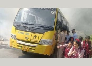 दुर्घटना :  बच्चों से भरी स्कूल बस में लगी आग, पुलिस ने किया रेस्क्यू